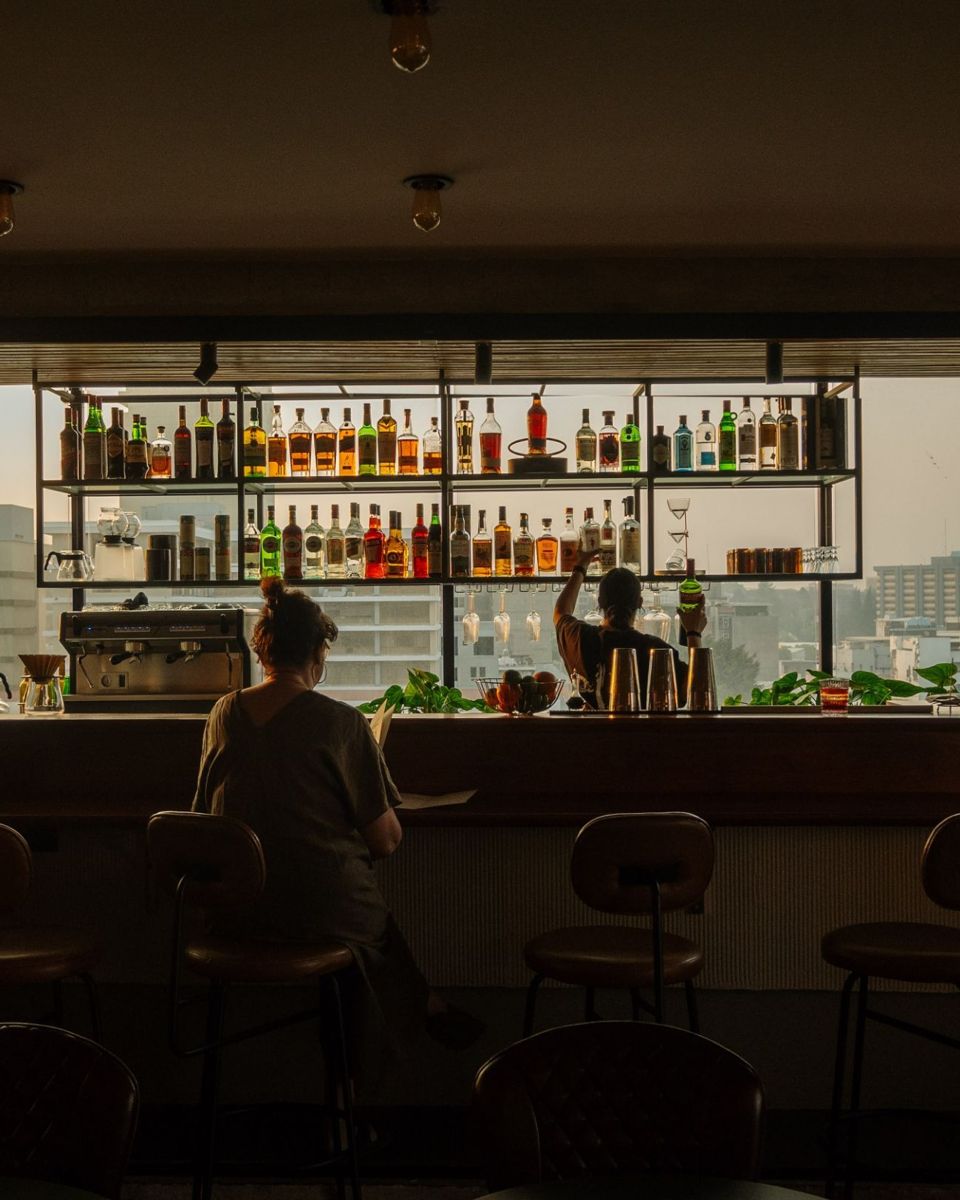 La barra de Bacán frente a los ventanales con vista a la zona 4