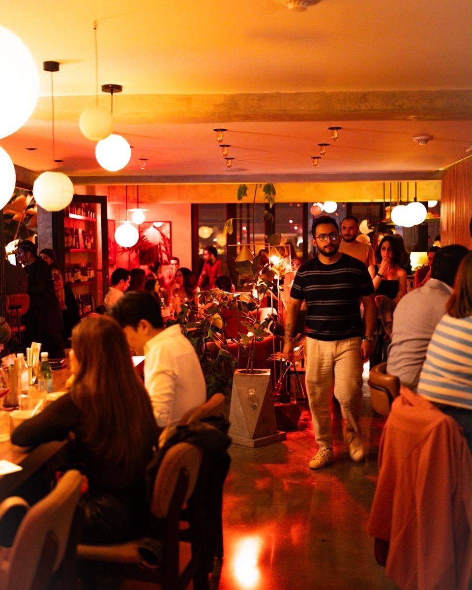 Bacán de noche, lleno de gente bajo lámparas de papel